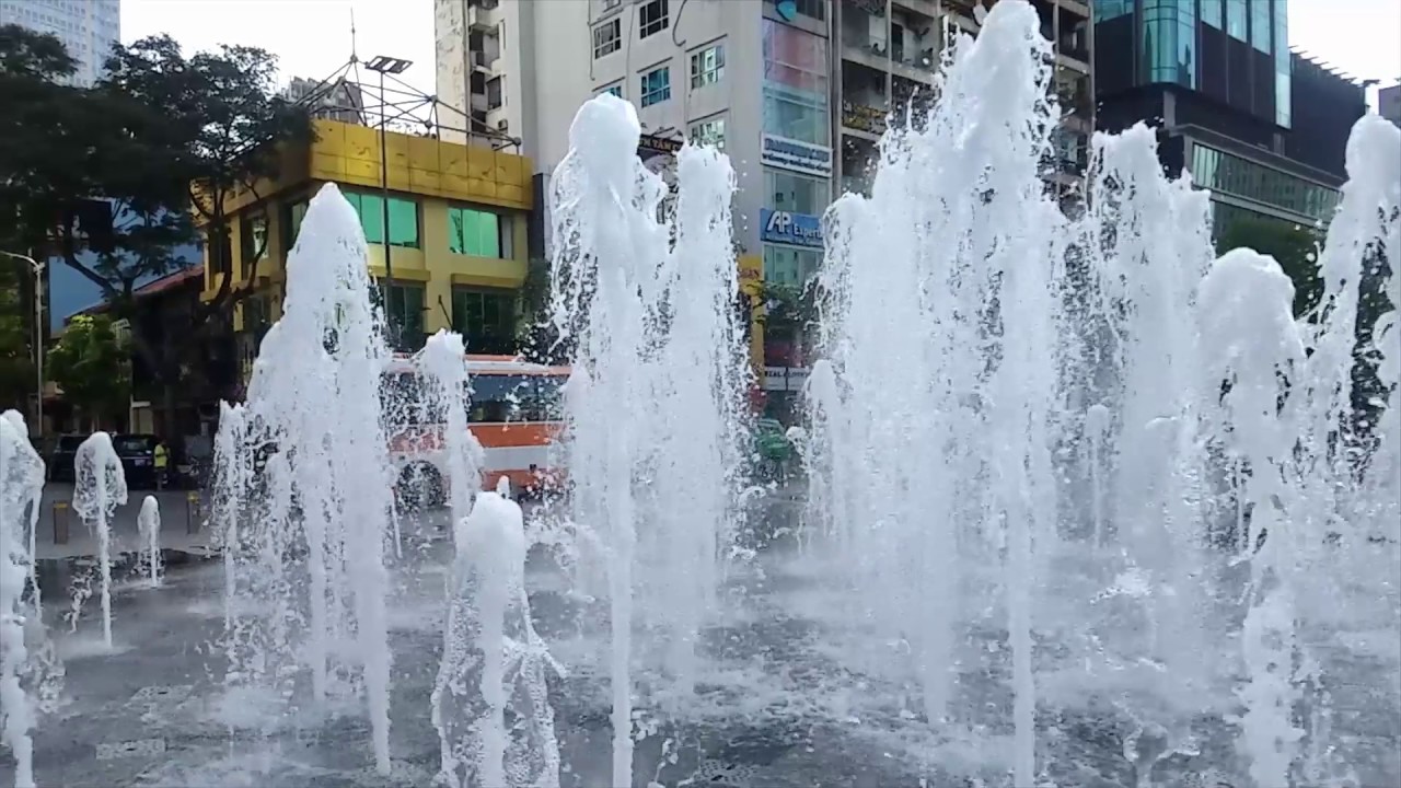 Đài phun nước ở Phố đi bộ Nguyễn Huệ - YouTube